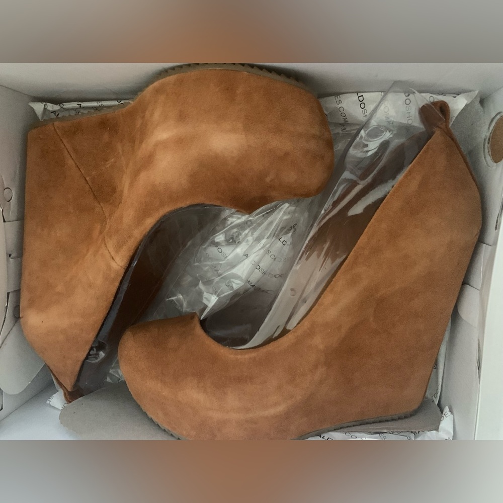 ALDO Suede-ish Wedges (Size 7) MINT CONDITION.